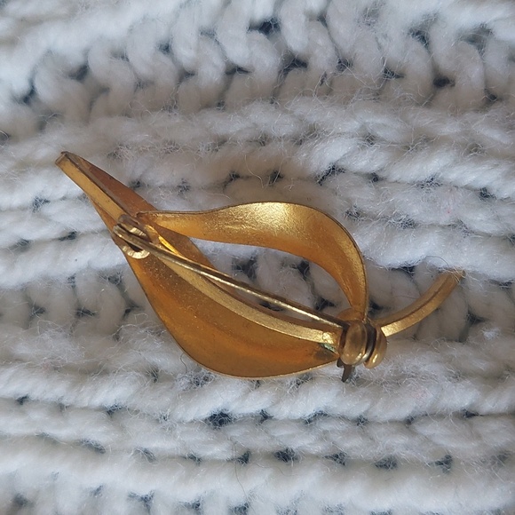 Vintage MCM gold tone leaf brooch - Picture 5 of 5